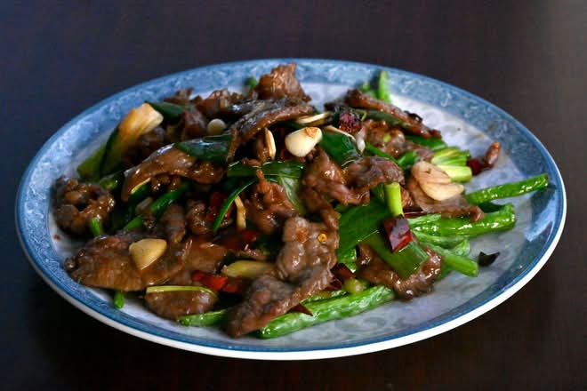 B8 Yueyang Stir-Fried Beef 岳阳小炒牛肉